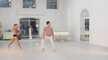 Adam dans jimnastik dans dans salonunda kızla
