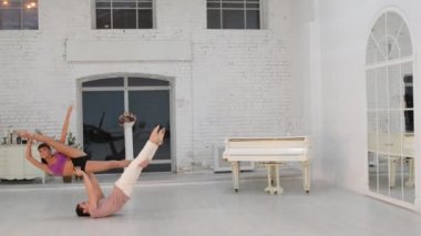Adam dans jimnastik dans dans salonunda kızla