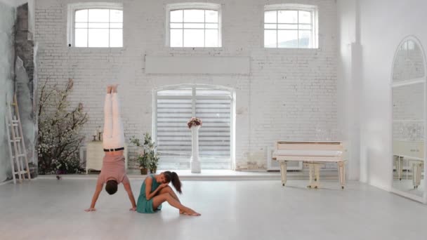 Ragazza con ragazzo danza ginnastica danza nella sala da ballo — Video Stock