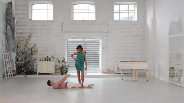 Meisje met vent dans gymnastische dansen in de danszaal — Stockvideo