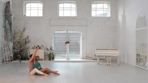 Menina com cara dança ginástica dança no salão de dança — Vídeo de Stock