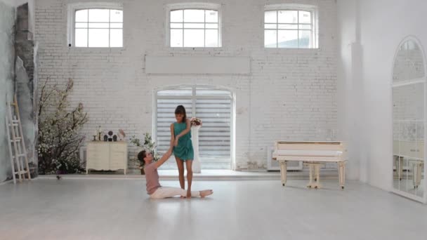 在舞厅里的家伙舞蹈体操舞蹈的女孩 — 图库视频影像