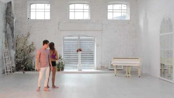 Fille avec gars danse gymnastique danse dans la salle de danse — Video