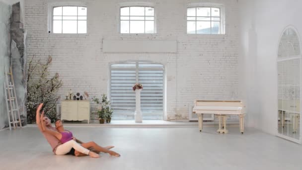 Meisje met vent dans gymnastische dansen in de danszaal — Stockvideo