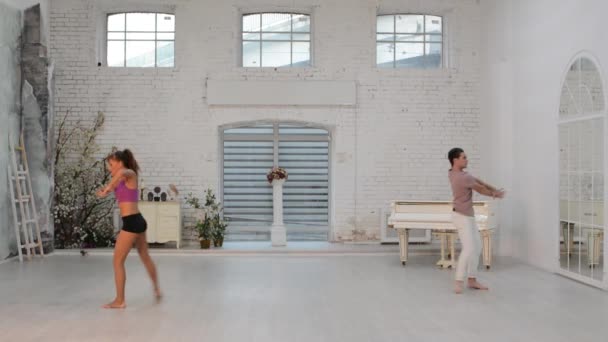 Menina com cara dança ginástica dança no salão de dança — Vídeo de Stock