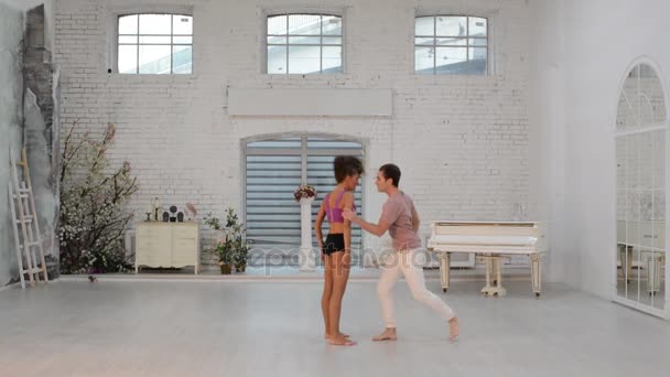 在舞厅里的家伙舞蹈体操舞蹈的女孩 — 图库视频影像
