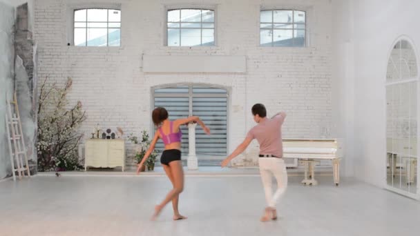 Ragazza con ragazzo danza ginnastica danza nella sala da ballo — Video Stock