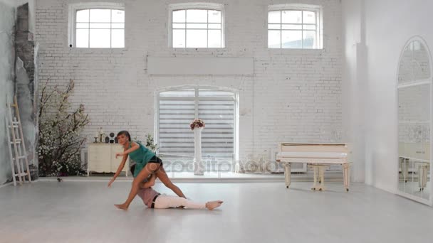 Mädchen mit Kerl tanzen Turntanz im Tanzsaal — Stockvideo