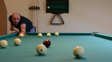 adam bilardo topları vuruyor