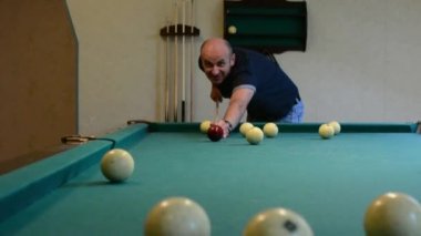 adam bilardo topları vuruyor