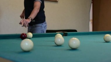 adam bilardo topları vuruyor