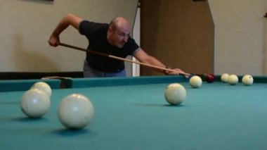 adam bilardo topları vuruyor