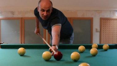 adam bilardo topları vuruyor