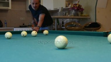 adam bilardo topları vuruyor