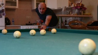 adam bilardo topları vuruyor