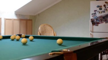 adam bilardo topları vuruyor
