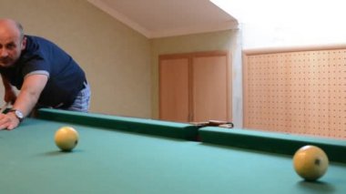adam bilardo topları vuruyor