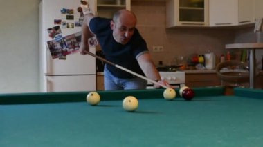 adam bilardo topları vuruyor