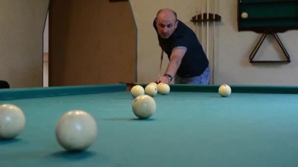 Mannen i Biljard skjuter på bollar — Stockvideo