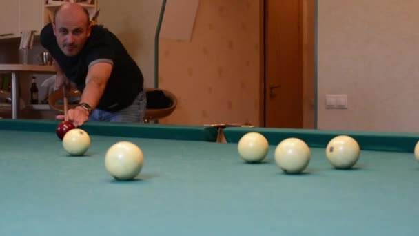 Mannen i Biljard skjuter på bollar — Stockvideo