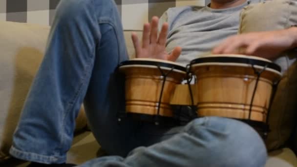 Retrato hombre tocando tambor — Vídeo de stock