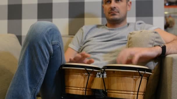 Retrato homem tocando tambor — Vídeo de Stock
