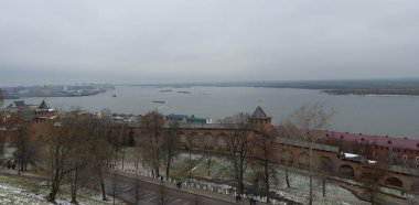 Nijniy Novgorod city, Rusya Federasyonu. Kremlin yakın şehrin güzel panoramik manzarası. Uzak bağlantı Volga nehirleri