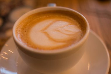 Çiçek kapuçino Kupası, üstte çiçek sütlü kahve