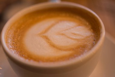 Çiçek kapuçino Kupası, üstte çiçek sütlü kahve