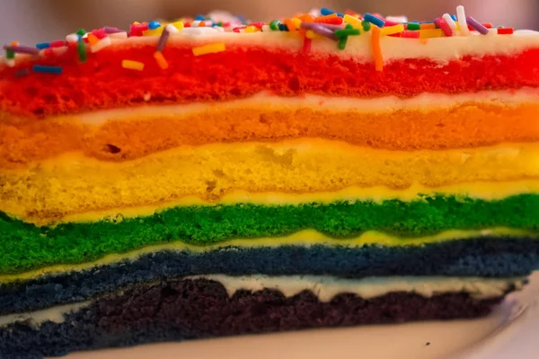 Gökkuşağı katman pasta renkli dilimi