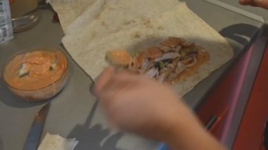 Shawarma sandviç yapma .