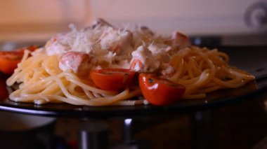 Spagetti üzerinde parmesan peyniri koyarak