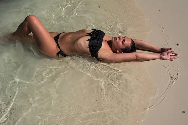 Güzel kadın rahatlatıcı bir Cennet plaj — Stok fotoğraf