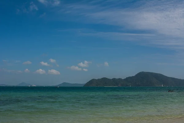 Prachtige tropisch Thailand eiland panoramisch met strand, Witte Zee. — Stockfoto