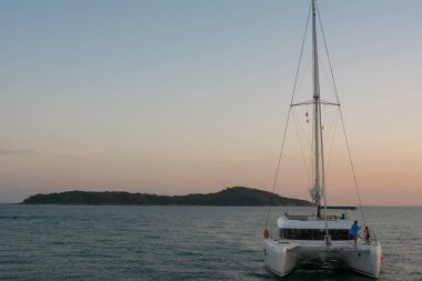 Ada deniz üzerinde arka plan hareketli gemi yelken