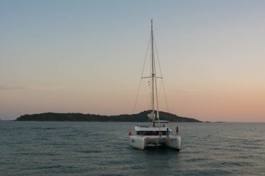 Ada deniz üzerinde arka plan hareketli gemi yelken