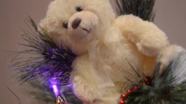 Noel ağacı yakın, topları ve dekorasyon