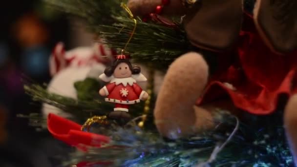 Χριστουγεννιάτικο Δέντρο Κλείστε Επάνω Μπάλες Και Διακόσμηση — Αρχείο Βίντεο
