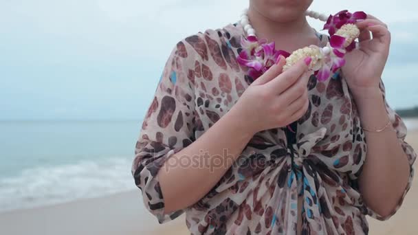 Λουλούδι Κορίτσι Περπάτημα Στην Παραλία — Αρχείο Βίντεο
