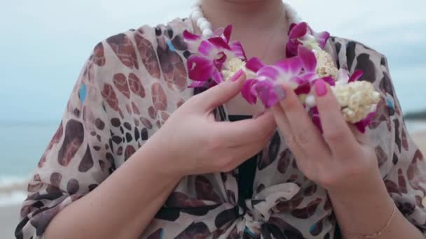 Květinářka Chůzi Pláži — Stock video
