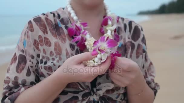 Λουλούδι Κορίτσι Περπάτημα Στην Παραλία — Αρχείο Βίντεο