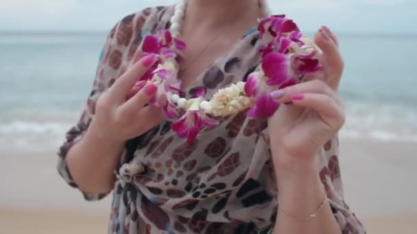 Flor Menina Andando Praia — Vídeo de Stock