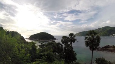 Gün batımı, akşam alacakaranlık sonra tipik tropikal plaj hava panorama adlı Phuket Island, Tayland.