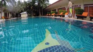 Yüzme havuzuna atlayan adam