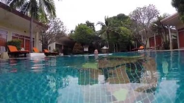 Havuzda yüzen kız.