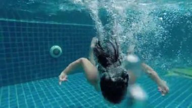 Havuzda yüzen kız.