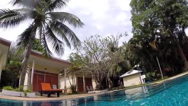 Menina Nadando Piscina — Vídeo de Stock