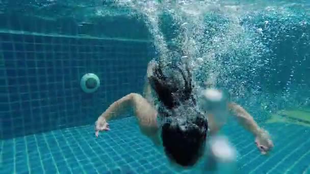 Menina Nadando Piscina — Vídeo de Stock