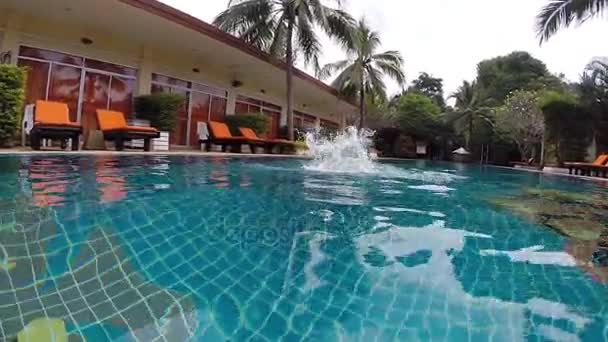 Κορίτσι Που Κολυμπάει Στην Πισίνα — Αρχείο Βίντεο