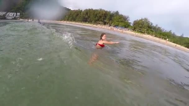 Young Girl Zwemmen Zee Springen Golven Thailand Phuket Slow Motion — Stockvideo